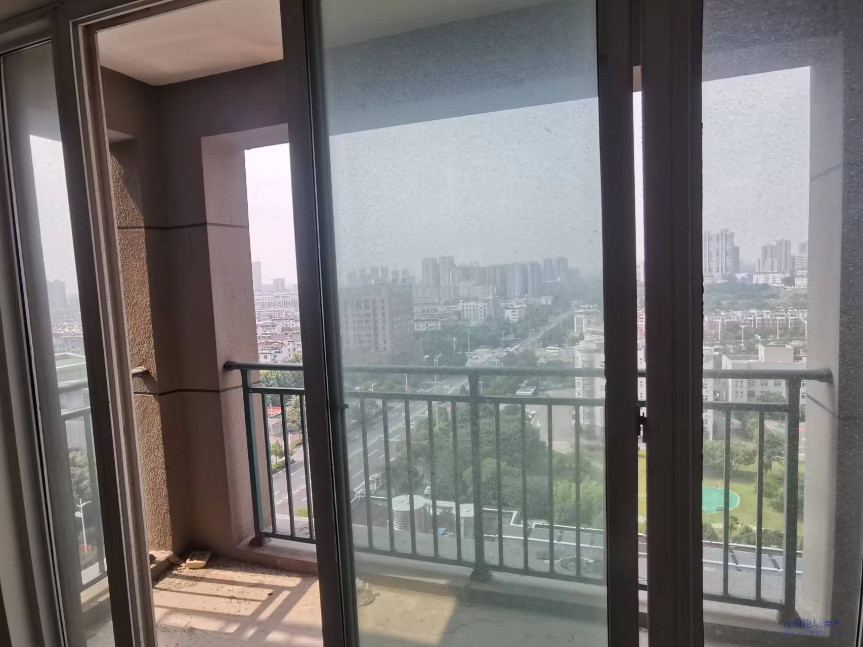 昭亭雅苑：中央公园环绕，黄金楼层小区环境干净青丝，三室两厅南北通透，前后无遮挡！