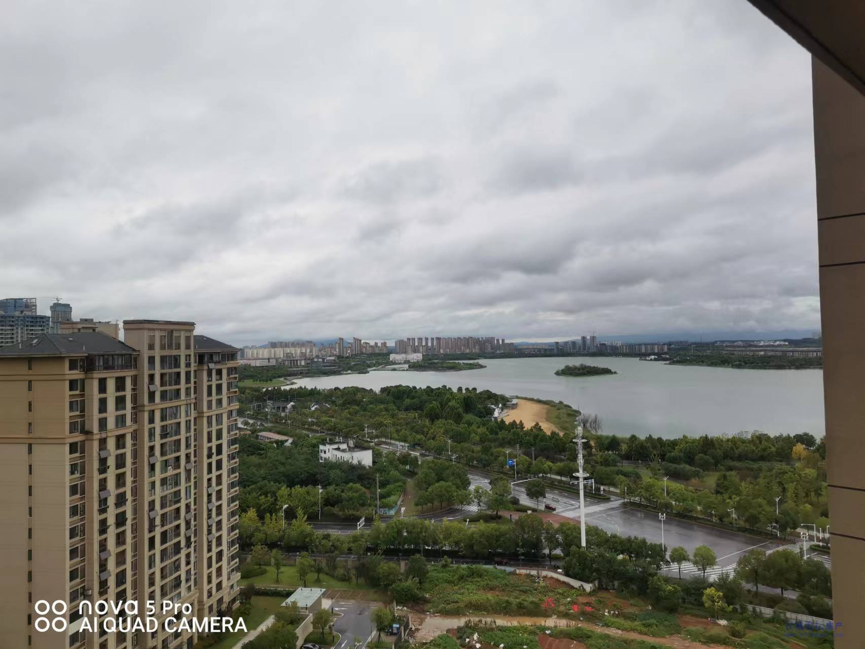 宛陵湖三期：全系湖景房，最好的楼栋最完美的户型，双阳台以浇筑，好房源不多预购从速
