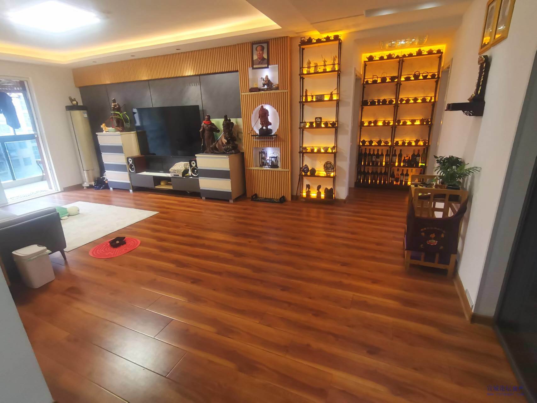 急卖十二中学区房！美都新城小高层中上楼层，南北通透飞机户型，豪华装修，三室两厅