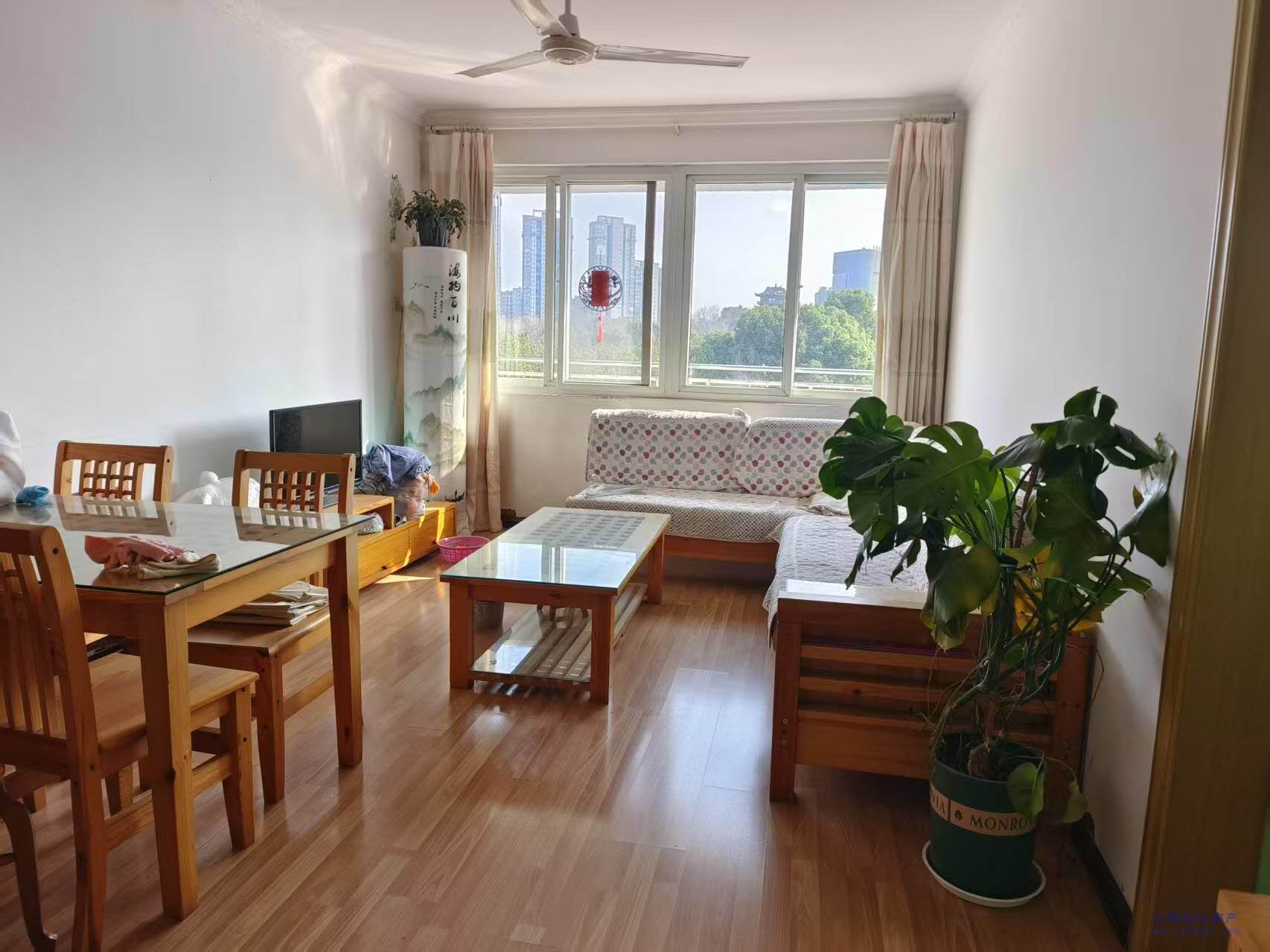出租梅园新村，5 6复式楼，精装三室两厅，楼下卧室客厅都有空调，月租金1000元